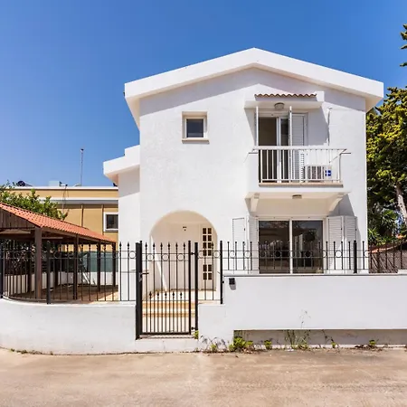 Dom wakacyjny 3br Family House 100m W/ Parking & Yard Paralimni
