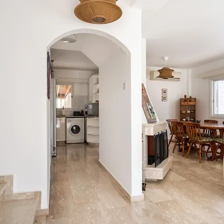 3br Family House 100m W/ Parking & Yard