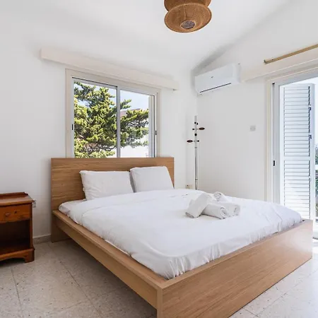 Dom wakacyjny 3br Family House 100m W/ Parking & Yard Paralimni
