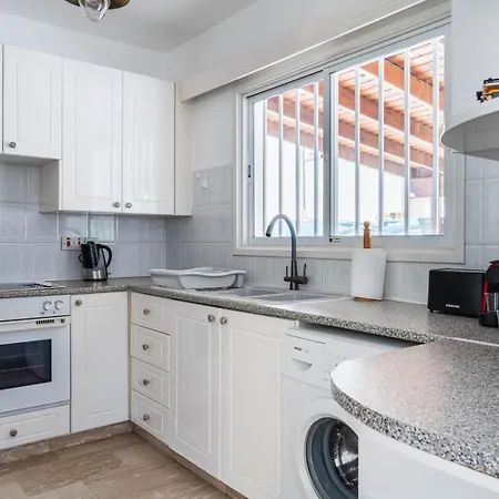 3br Family House 100m W/ Parking & Yard