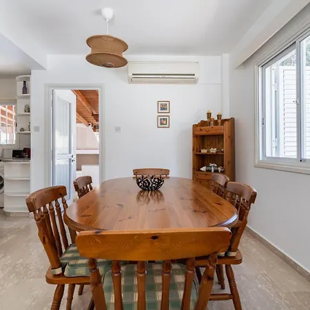 3br Family House 100m W/ Parking & Yard *
